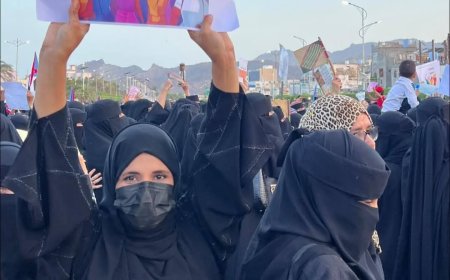 "ثورة النسوان" تعود إلى شوارع عدن رفضاً لانهيار الخدمات