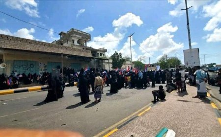 خروج تظاهرة نسائية حاشدة في أبين تنديدًا بتدهور الخدمات 