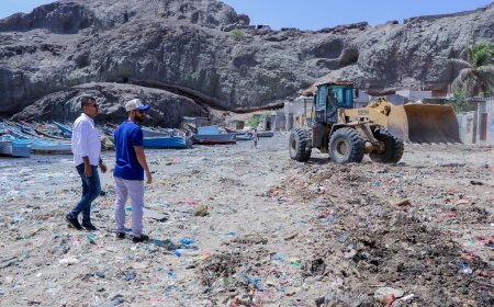 بن جرادي يطلع على أعمال حملة نظافة ساحل صيرة ويشيد بجهود المشاركين