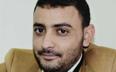 مثُل مكبلًا بالقيود.. الصحفي المياحي يتحدث عن ظروف احتجازه