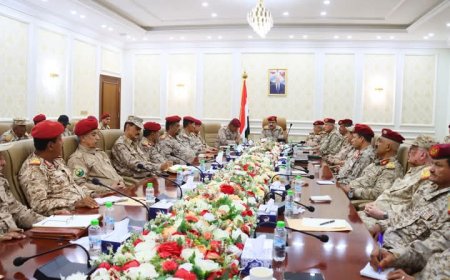 الفريق الركن الداعري يترأس اجتماعاً موسعاً لقيادة وزارة الدفاع ورؤساء الهيئات ومدراء الدوائر