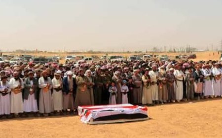 مارب.. تشييع رسمي وشعبي لمندوب محور صعدة ومرافقه اللذَين قُتلا في كمين مسلح بحضرموت