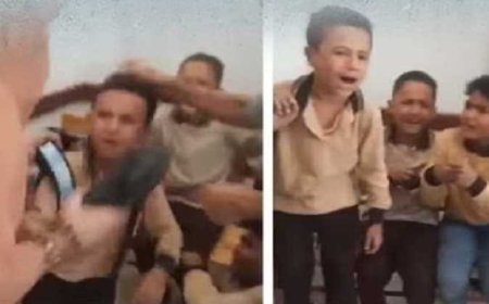 بالفيديو.. معلمة في بلد عربي تضرب تلاميذها بالحذاء..