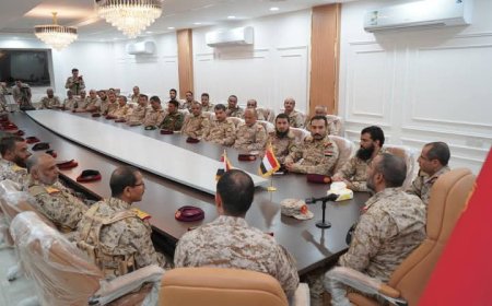 رئيس هيئة الأركان يزور المنطقة العسكرية الخامسة ويلتقي قيادة المنطقة ويطلع على أوضاع المقاتلين