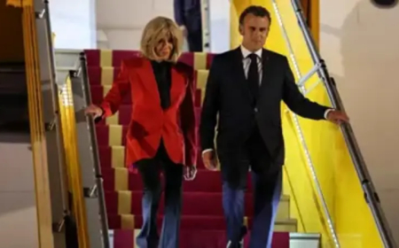 الرئيس الفرنسي يتلقى صفعة من زوجته امام الكاميرا .. ( فيديو)