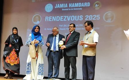 المستشار المخلافي يشارك في الحفل الثقافي الدولي للطلبة الأجانب في جامعة همدرد الهندية.