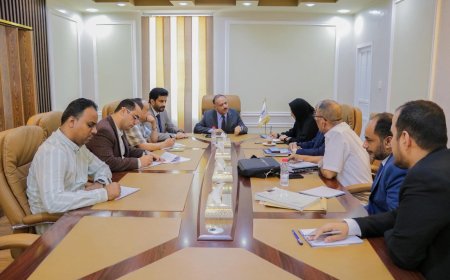 اجتماع برئاسة وزير النقل يناقش جهود تسريع تنفيذ مشروع ميناء سقطرى الاستراتيجي 