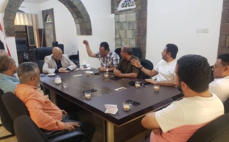 محافظ تعز يناقش سبل تعزيز الإنتاج الفني لدعم معركة الوعي الوطني