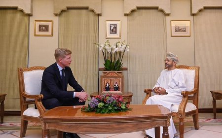 التقى حوثيين ودبلوماسيين عمانيين وإيرانيين.. جروندبرج يختتم زيارة مسقط بالدعوة للإفراج عن الموظفين المحتجزين