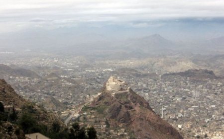 تعز.. مسلحون يهاجمون منزل تاجر ويصيبون نجله بجروح خطيرة