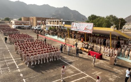 وزير الدفاع يشهد حفل تخرج الدفعة الثالثة جامعيين في الكلية الحربية بعدن 