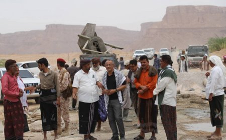 الوكيل بارزيق يطلع على مستوى الإنجاز في مشروع إعادة تأهيل طريق حريضة عمد