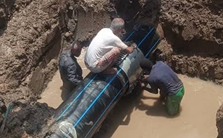 إصلاح كسر تعرض له خط تموين البرزخ من حقل بئر ناصر بمنطقة الممدارة