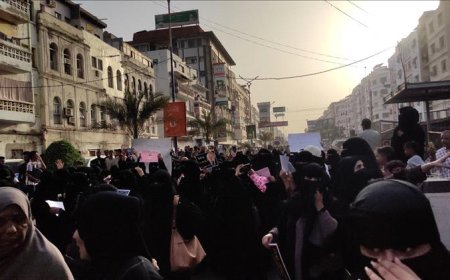 نساء يتظاهرن في المعلا للمطالبة بوقف تدهور الأوضاع