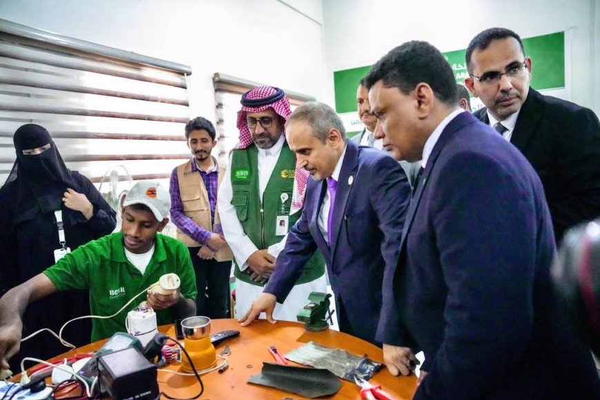 الوصابي يتفقد سير تنفيذ مشاريع مهنية في المكلا ويشيد بدعم مركز الملك سلمان في تأهيل قدرات الشباب اليمني. 