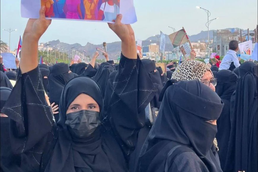 ثورة النسوان تعود إلى شوارع عدن رفضاً لانهيار الخدمات