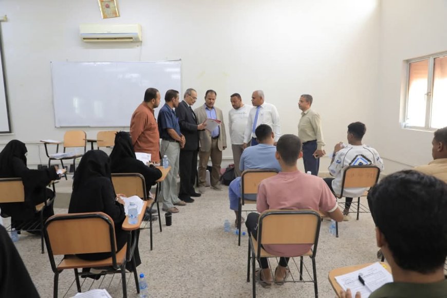 الوكيل العامري يطّلع على سير الامتحانات النهائية بكلية المجتمع بسيئون ويشيد بالجهود المبذولة في تطوير التخصصات التقنية 