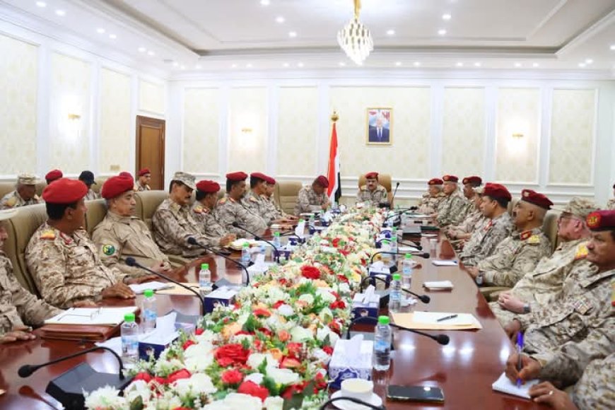 الفريق الركن الداعري يترأس اجتماعاً موسعاً لقيادة وزارة الدفاع ورؤساء الهيئات ومدراء الدوائر