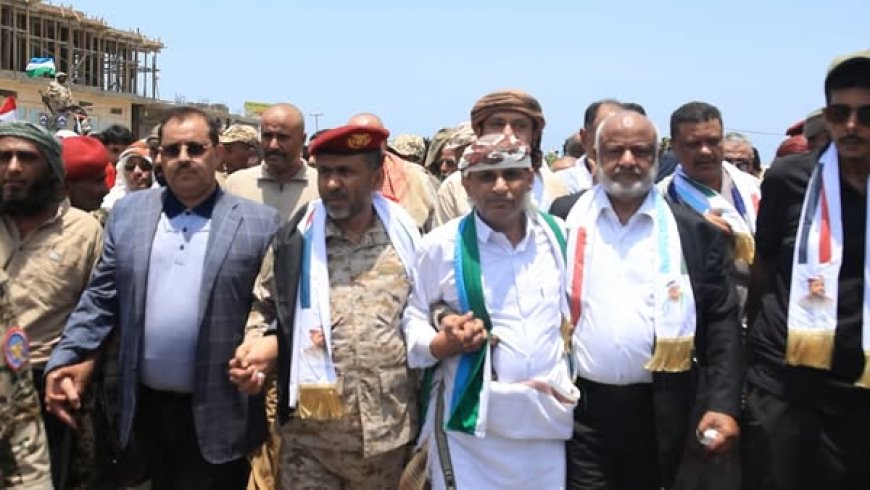 الحديدة تودع شهيد تهامة والوطن الشيخ عبد الرحمن حجري في موكب جنائزي مهيب