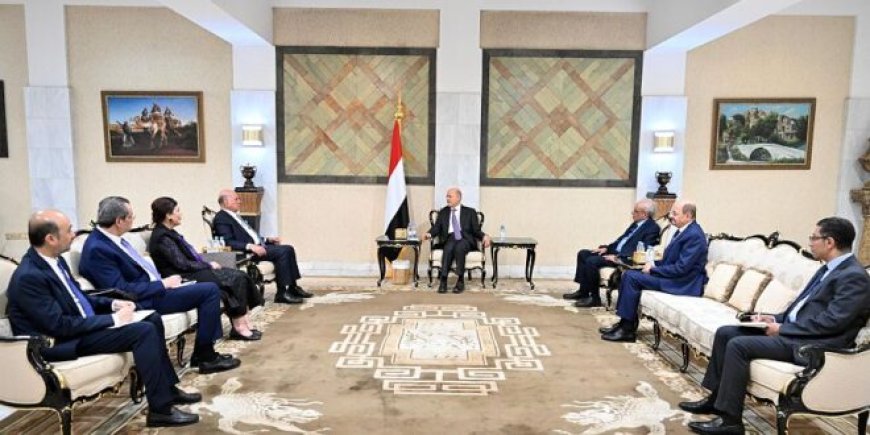 رئيس مجلس القيادة يتسلم دعوة من الرئيس العراقي لحضور مؤتمري القمة العربية