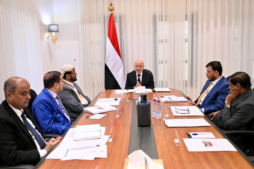 مجلس القيادة الرئاسي يجتمع برئيس مجلس الوزراء ويواصل مناقشة الأوضاع الاقتصادية والخدمية