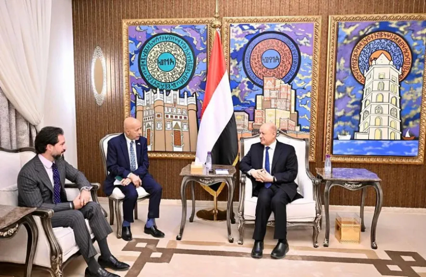 الرئيس العليمي يبحث مع القائم بأعمال السفير الأمريكي التصعيد الحوثي والدعم الاقتصادي لليمن