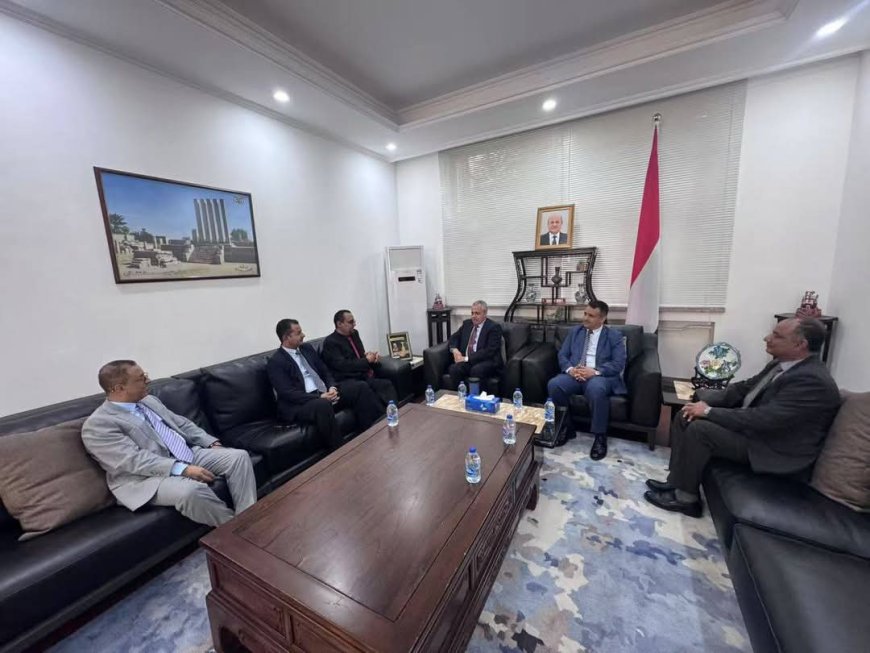 وفد من وزارة التعليم العالي يلتقي السفير الميتمي في بكين لبحث أوضاع الطلاب وتعزيز التعاون الأكاديمي