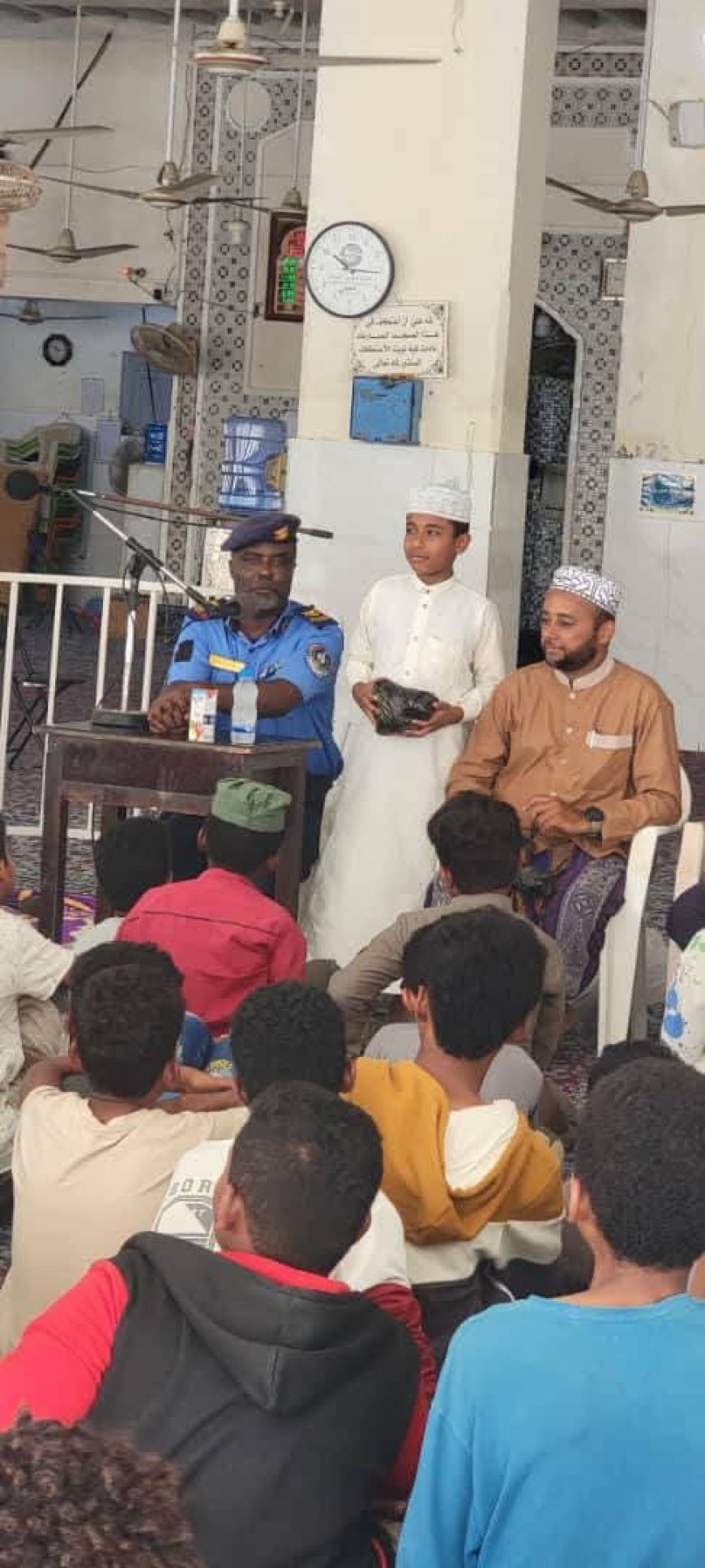 مدير شرطة السير بالشحر يلقي محاضرة توعوية حول السلامة المرورية