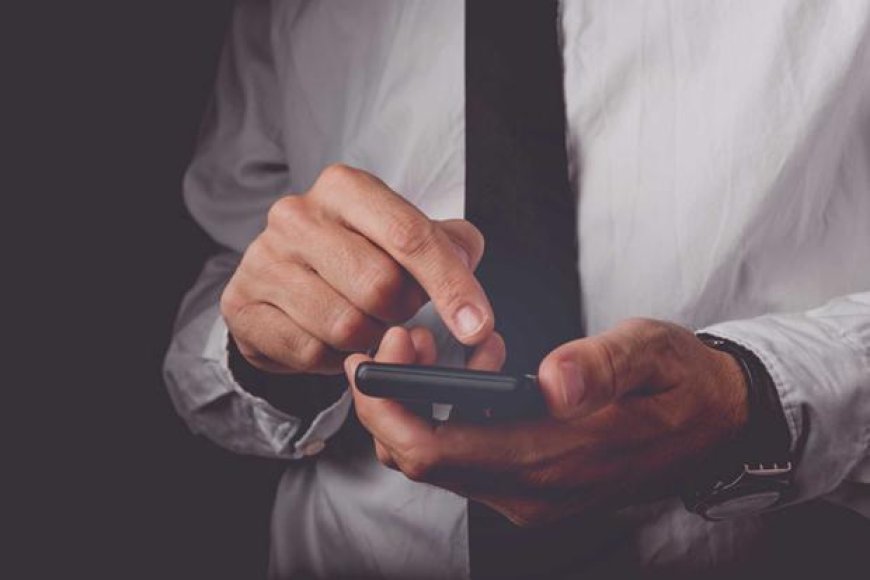 اصيب بالانحناء الابدي بسبب كثرة استخدامه للهاتف .. ( صور )