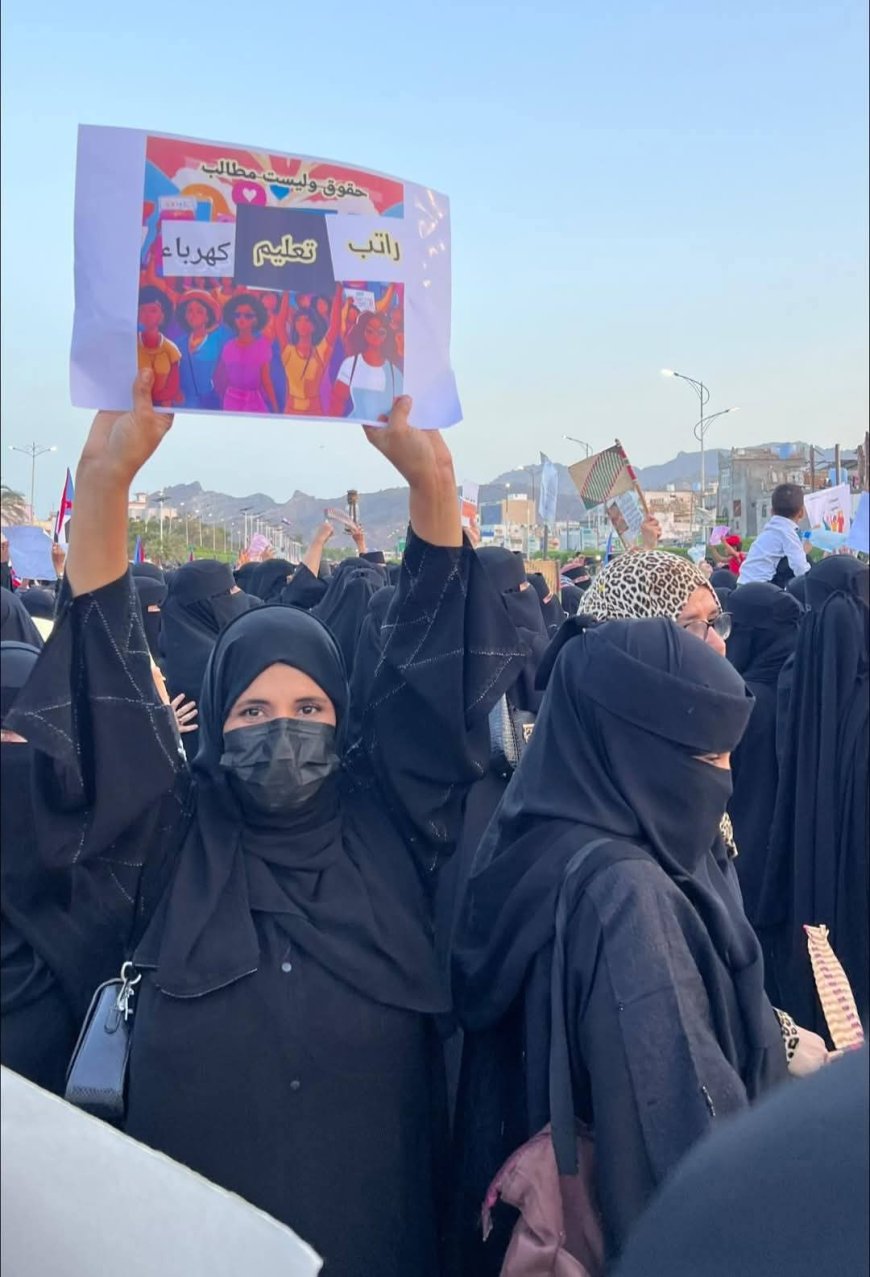 "ثورة النسوان" تعود إلى شوارع عدن رفضاً لانهيار الخدمات