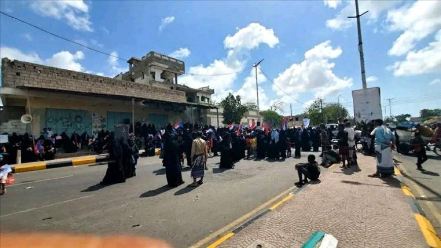 خروج تظاهرة نسائية حاشدة في أبين تنديدًا بتدهور الخدمات