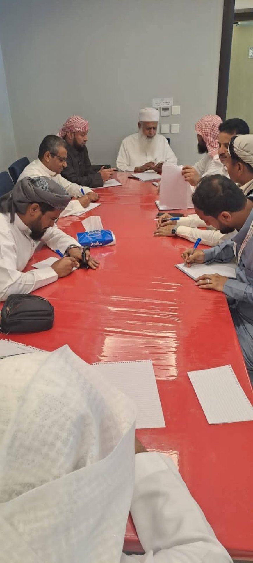 رئيس لجنة المدينة المنورة يعقد اجتماعًا باللجان الميدانية