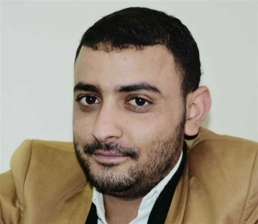 مثُل مكبلًا بالقيود.. الصحفي المياحي يتحدث عن ظروف احتجازه