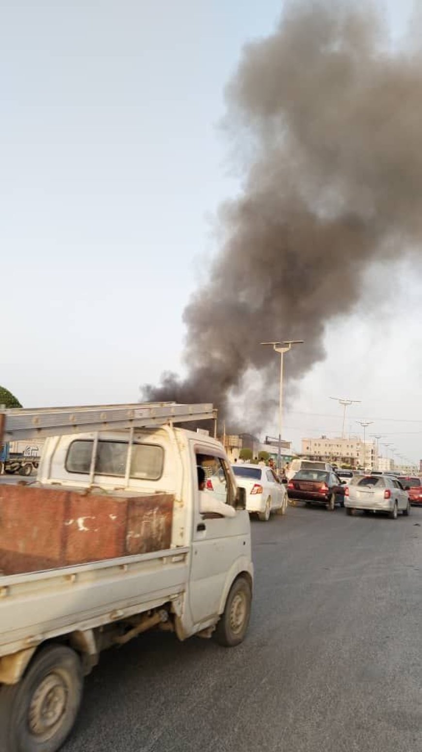نشوب حريق هائل في مستودع وسط الغيضة بالمهرة