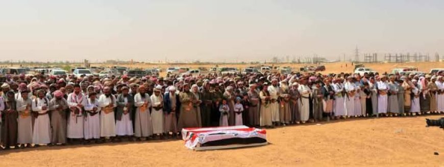 مارب.. تشييع رسمي وشعبي لمندوب محور صعدة ومرافقه اللذَين قُتلا في كمين مسلح بحضرموت