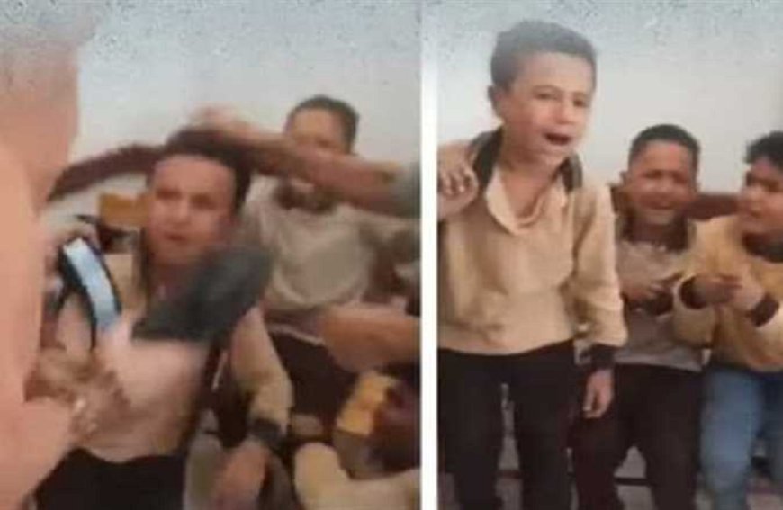بالفيديو.. معلمة في بلد عربي تضرب تلاميذها بالحذاء..