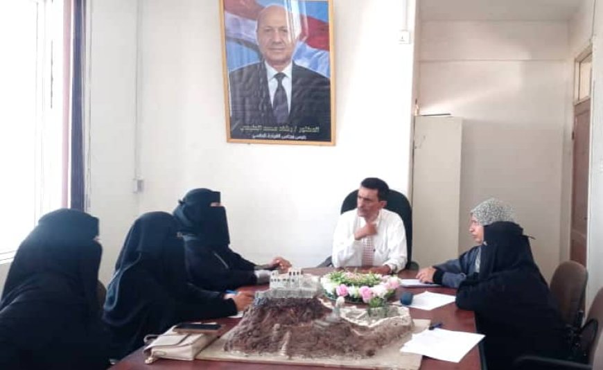 مدير عام "القاهرة" يناقش مع عدد من الناشطات قضايا الخدمات والعمل المجتمعي
