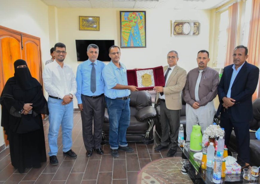 تقديرًا لجهوده في خدمة التعليم والبحث العلمي،، جامعة عدن تُكرِّم الدكتور محمد صالح عُبادي