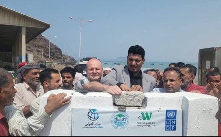 بتكلفة "365" ألف دولار.. مدير عام البريقة يضع حجر الأساس لمشروع إعادة تأهيل مركز الإنزال السمكي بمنطقة فقم