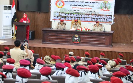 عدن: وزير الدفاع يشهد حفل تخرج الدفعة الأولى أطباء جامعيين من مدرسة جندوح