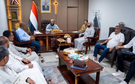 وزير الأوقاف يناقش مع قيادة الخطوط الجوية اليمنية ترتيبات عودة الحجاج