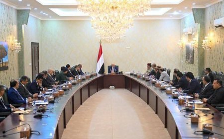 رئيس مجلس القيادة يرأس جانبا من اجتماع مجلس الوزراء