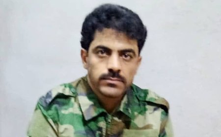 العميد الغنيمي يقوم بزيارة عيدية إلى المواقع الأمامية للواء الأول محور سبأ في حريب