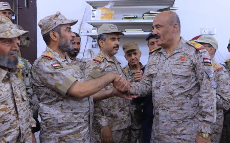 رئيس هيئة الأركان العامة يؤدي صلاة عيد الأضحى ويستقبل المهنئين بمارب