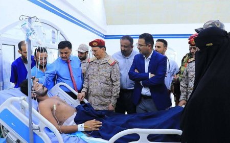 مدير مكتب قائد القوات المسلحة ومستشار رئاسة الجمهورية يزوران جرحى الجيش في عدن
