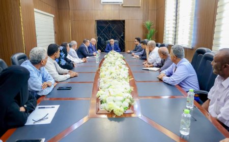 رئيس الوزراء يزور وزارة الخدمة المدنية ويوجه بسرعة إطلاق العلاوات والتسويات للجامعات ووزارتي التربية والتعليم والصحة