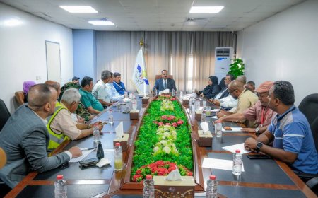 وزير النقل يتفقد سير العمل بمطار عدن الدولي ويعقد اجتماعاً بقيادته