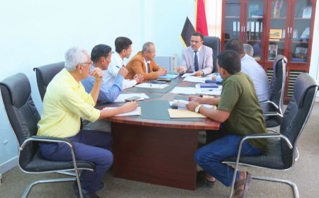 أمين عام محلي حضرموت يترأس اجتماعاً للجنة المناقصات بالمحافظة ويقر ترسية مشروع تسوير وتخديم الساحة العامة للمعهد الفني بالشحر