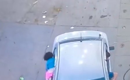 نجاة طفلة من الدهس بعد نزولها من سيارة والدها.. فيديو