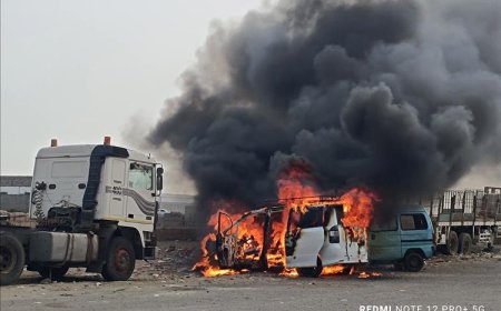 حريق مفاجئ يلتهم باص نوع "فوكسي" في منطقة الممدارة بمدينة عدن